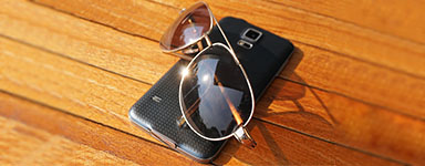 Ombrellone e Smartphone - Ferie nell'era digitale - foto1